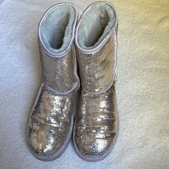 UGG Classic Short Sequin Boot - Picture 8 of 16